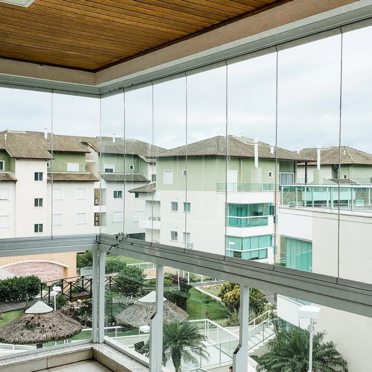 Sacada com vista para condomínio e área de lazer