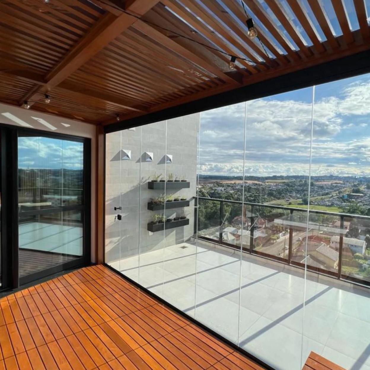 Terraço panorâmico com vista da cidade e pergolado