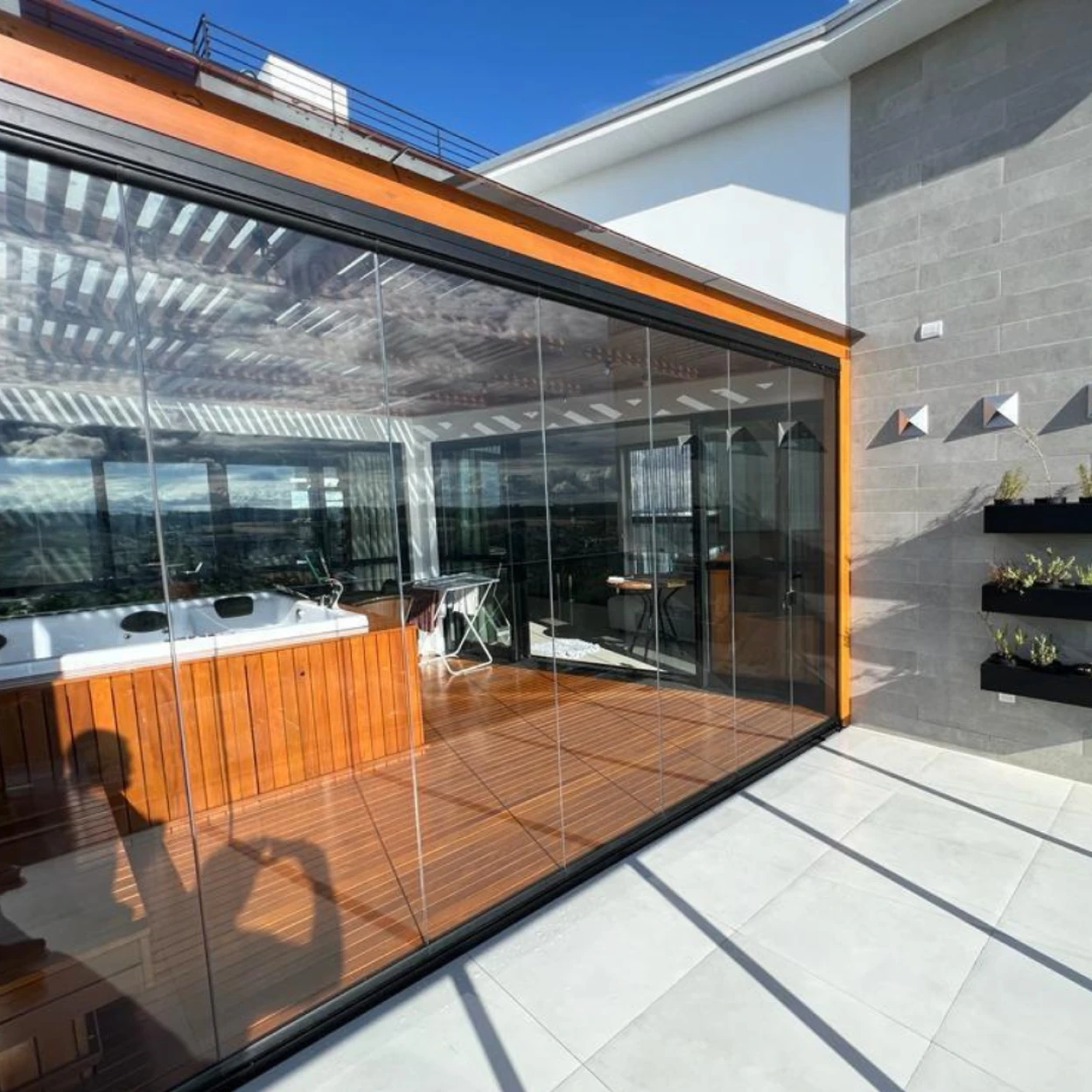 Espaço gourmet com jacuzzi e deck de madeira
