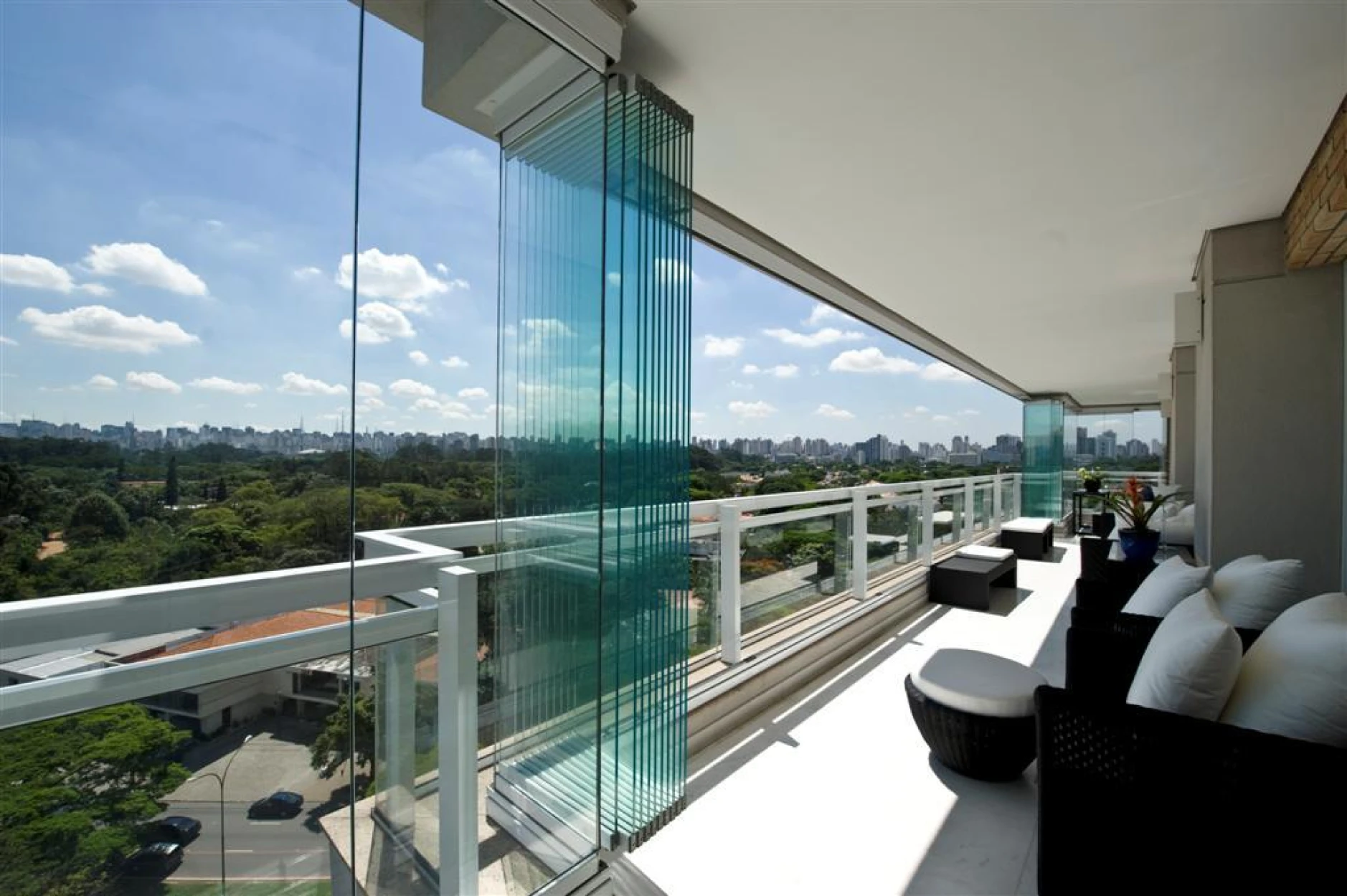 Varanda luxuosa com vista para área verde