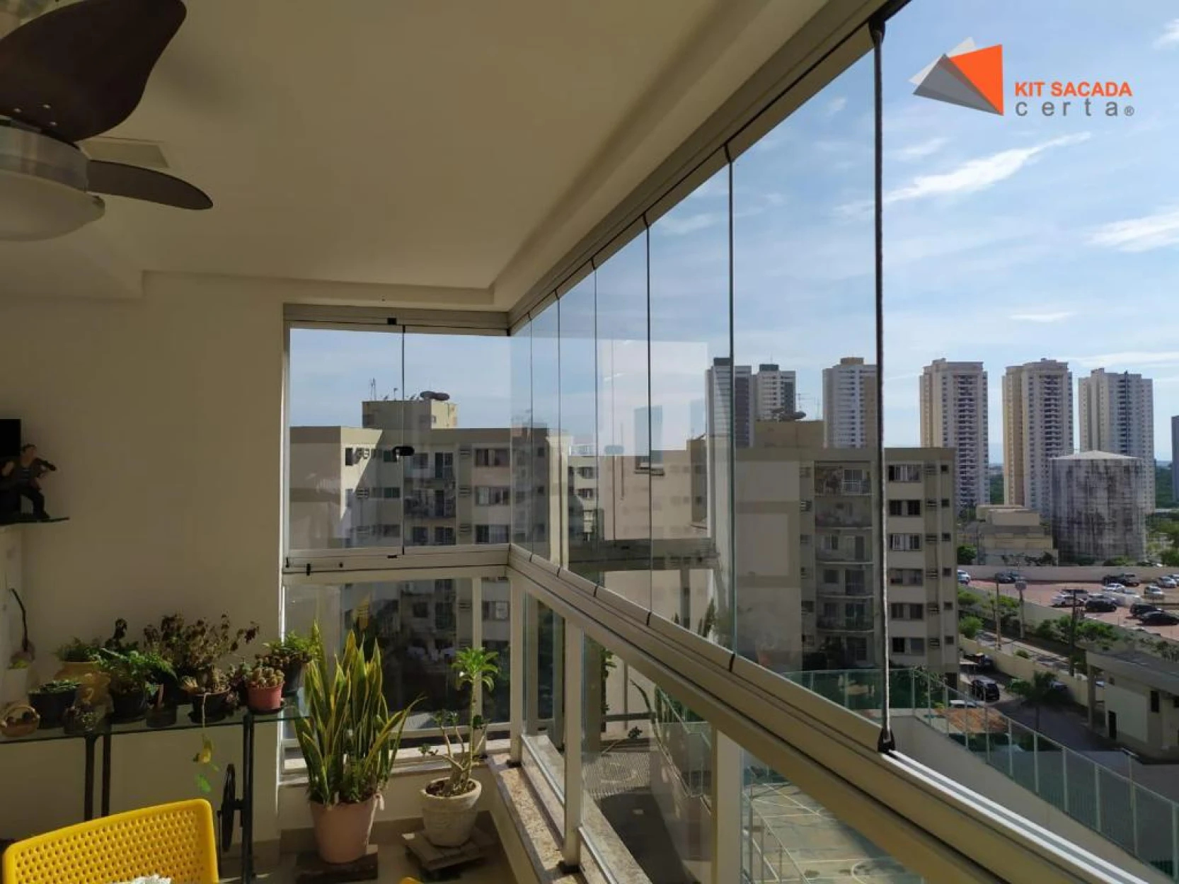 Sacada com plantas e vista urbana
