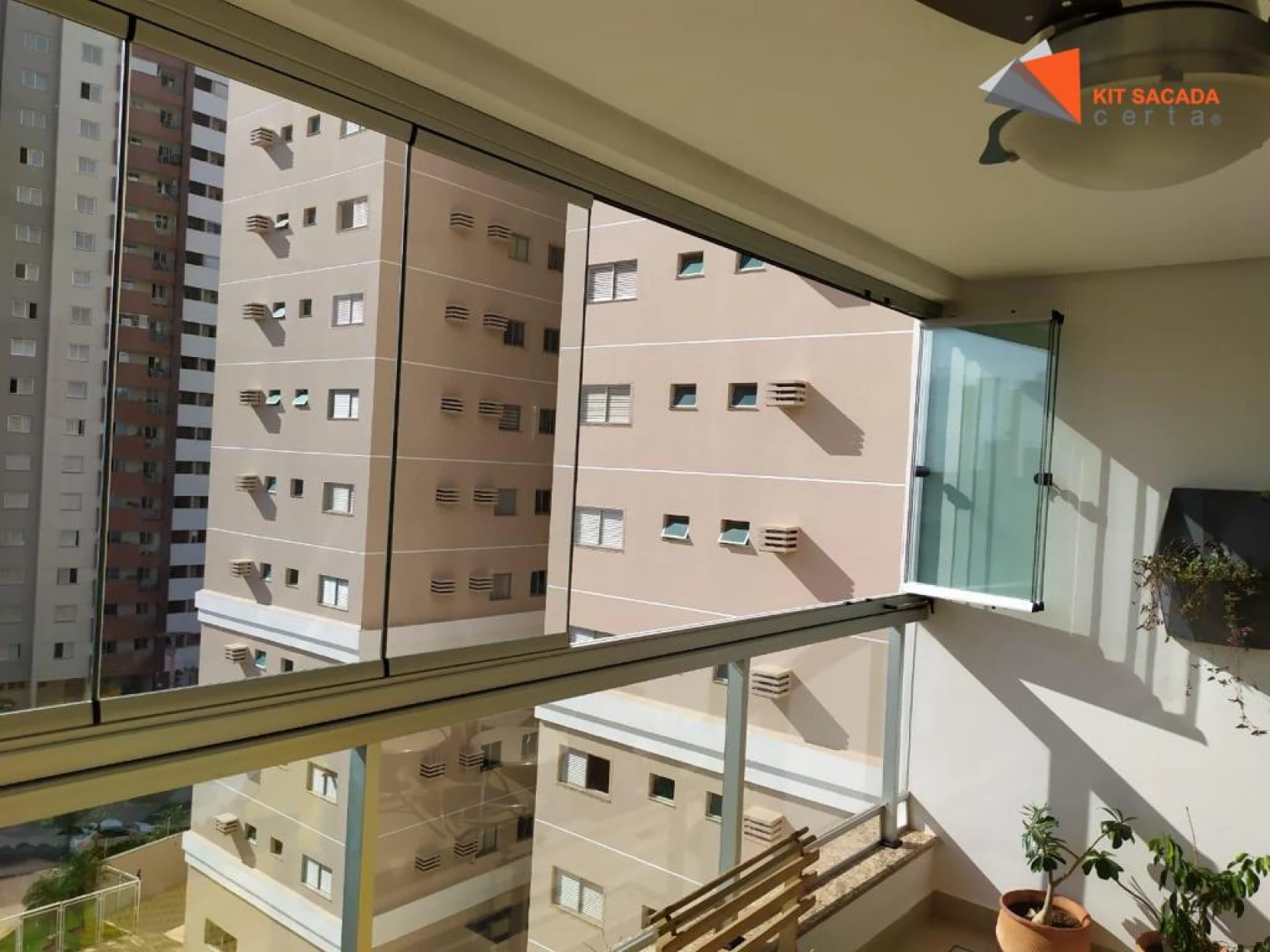 Varanda de apartamento com vista para prédios